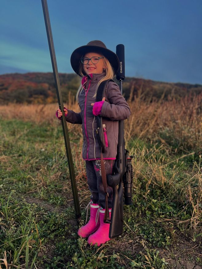 Když máš flintu větší než sebe, ale sebevědomí myslivce máš už dávno v krvi 🤩🦉 U nás v Loveckém světě najdete vše pro malé...